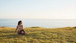 6 Simple Yoga Poses: Build Energy, Focus and Mental Clarity Through Daily Movement