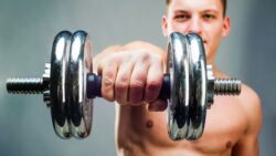 Personal trainer’s 3-move dumbbell routine builds muscle fast and strengthens your whole body